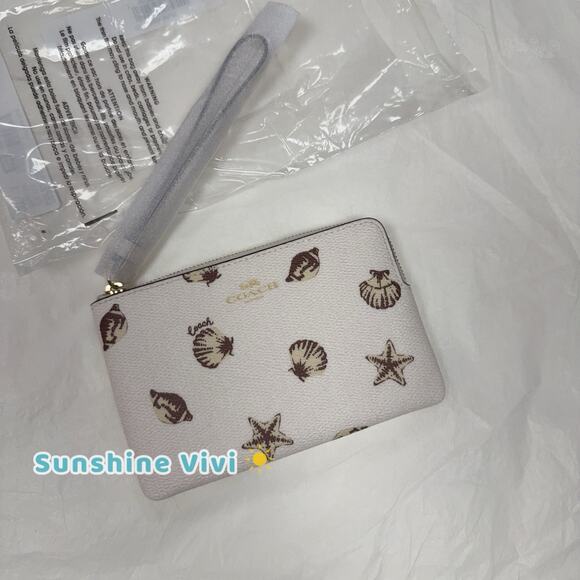 NWT Coach Corner Zip Wristlet With Shell Print CBP23 Gold/Chalk Multi - Picture 1 of 7